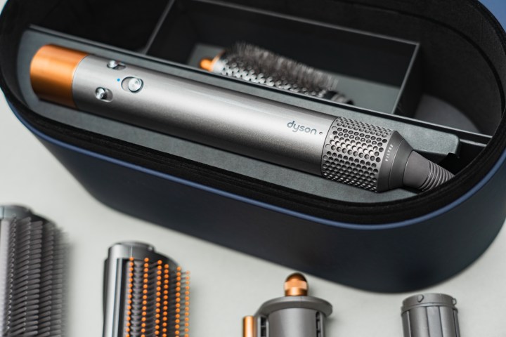 Descubre la guía definitiva para elegir el producto Dyson perfecto para tu cabello. Comparamos el Dyson Supersonic Hair Dryer, el Dyson Airwrap Multi-styler y el Dyson Corrale Straightener para ayudarte a tomar la mejor decisión según tus necesidades capilares.