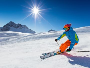 Explora el fascinante mundo del esquí con nuestra guía completa. Desde los precios de los boletos de elevación hasta los accesorios esenciales, te proporcionamos todo lo que necesitas para planificar una emocionante aventura en la montaña. Prepárate para deslizarte con estilo.