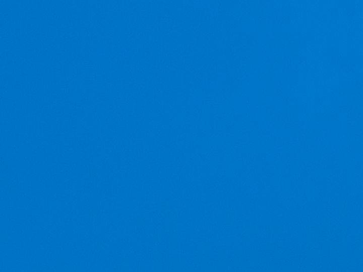 Sumérgete en la tendencia del azul con nuestra guía experta para elegir la sombra perfecta según tu tono de piel.