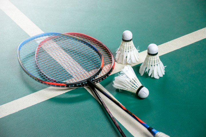 Explora con nosotros el emocionante mundo de las raquetas de bádminton diseñadas para jugadores intermedios. Desde el peso óptimo hasta la tensión de las cuerdas, te proporcionamos una guía detallada con ejemplos destacados, ayudándote a perfeccionar tu juego y elevar tu experiencia en la cancha.