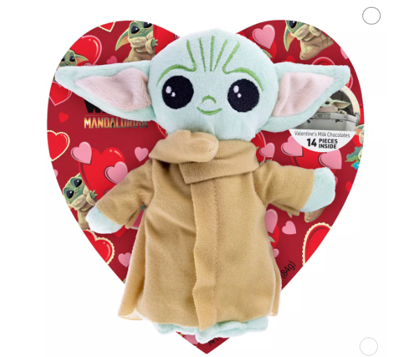 Sorprende con este corazón Mandalorian y peluche. Un regalo geek lleno de ternura y amor. ¡La mezcla perfecta para tus amigas fanáticas de Star Wars!