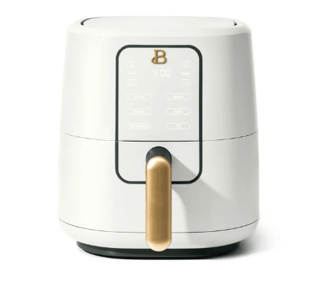 Descubre una forma más saludable de cocinar con la Freidora de Aire de 3 Qt by Drew Barrymore. Equipada con la tecnología TurboCrisp, esta freidora blanca aporta estilo a tu cocina mientras prepara deliciosas comidas sin el exceso de aceite. Disponible por $29.96.