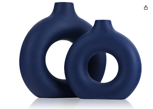 Dale un toque moderno a tu mesa con este juego de 2 jarrones de cerámica azul. Con flores circulares, esta decoración es perfecta para agregar elegancia a tu cocina, sala de estar o floristería.