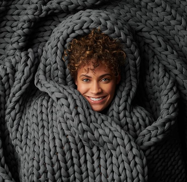 Sumérgete en la calidez de la Bearaby Napper, una obra maestra tejida a mano con punto grueso. Con 15 libras de suavidad sostenible en gris esteroide, esta manta garantiza comodidad y estilo. Lavable a máquina para un mantenimiento fácil y un sueño reparador.