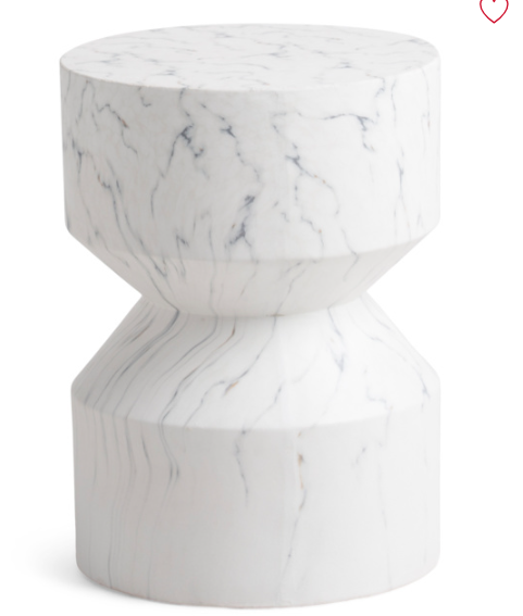 Descubre la sofisticación de la mesa de acento Marble Look de THREE HANDS. Con un precio especial de $75.00, esta pieza única transformará tu espacio con su elegancia, ¡una oferta que no querrás dejar escapar desde su precio original de $99.99!