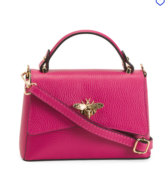 Eleva tu estilo con la exquisita Made In Italy Leather Bee Crossbody de Persaman New York. Fabricada en Italia con cuero de alta calidad, este bolso no solo refleja elegancia, sino que también presenta un diseño único con detalles de abeja. Disponible en deslumbrante fucsia, esta pieza de lujo puede ser tuya por solo $89.99, una oferta irresistible comparada con su precio original de $150. ¡Añade un toque de sofisticación italiano a tu guardarropa hoy!