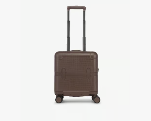 Elige entre opciones de color como Café Expreso, Maletero Negro y Almendra Trunca con el Mini Equipaje de Mano Calpak Trnk. Formando parte de la exclusiva colección Trnk, este accesorio de viaje no solo ofrece estilo moderno, sino también la calidad que esperas. Aprovecha el descuento del 25% y haz una declaración de moda en tus viajes.