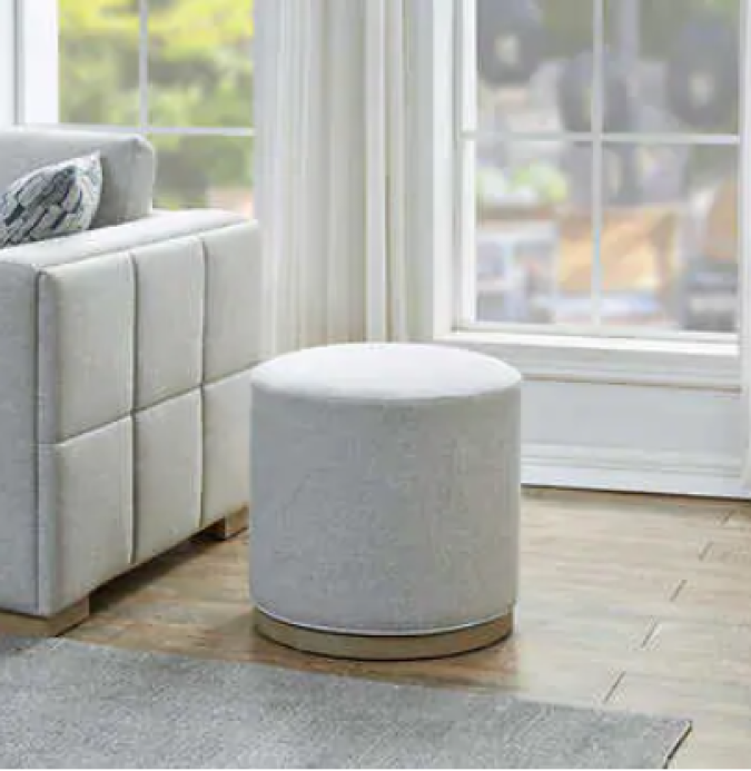 Añade un toque de estilo a tu hogar con la otomana giratoria de tela Drayden. Por solo $119.99 después de un descuento de $50, esta otomana es perfecta para relajarte y agregar elegancia a tu espacio.