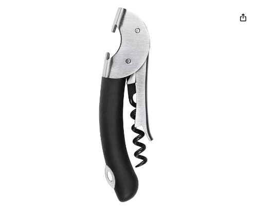 Experimenta el lujo en cada descorche con el sacacorchos OXO. Su agarre cómodo y palanca alargada destacan, facilitando el proceso. Compacto y económico, es la elección perfecta para amantes del vino que buscan estilo y practicidad. Disponible por $18 en Amazon.