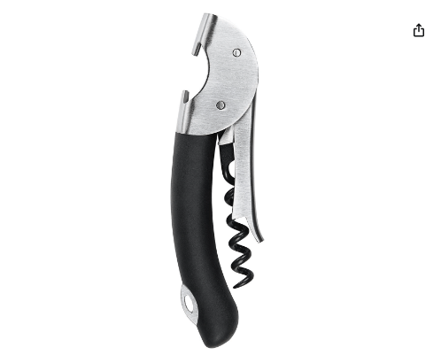 Experimenta el lujo en cada descorche con el sacacorchos OXO. Su agarre cómodo y palanca alargada destacan, facilitando el proceso. Compacto y económico, es la elección perfecta para amantes del vino que buscan estilo y practicidad. Disponible por $18 en Amazon.