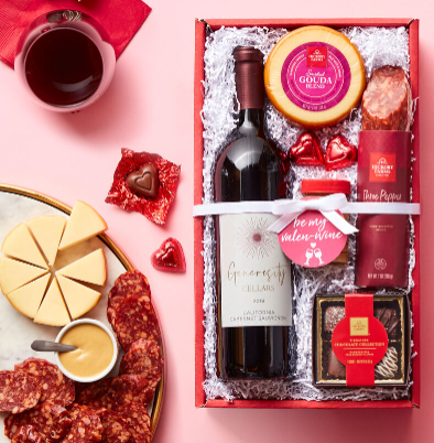 Celebra con esta colección de Cabernet y tentempiés. 4.5 estrellas garantizan una experiencia deliciosa. ¡El regalo perfecto para una velada romántica!