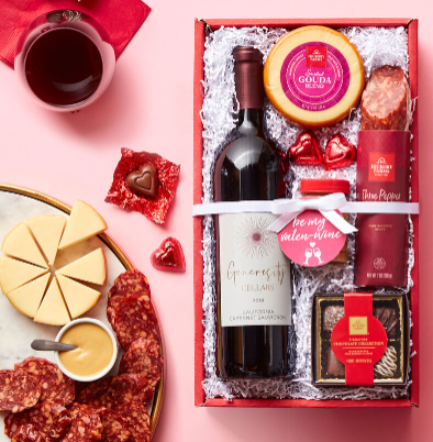 Celebra con esta colección de Cabernet y tentempiés. 4.5 estrellas garantizan una experiencia deliciosa. ¡El regalo perfecto para una velada romántica!

