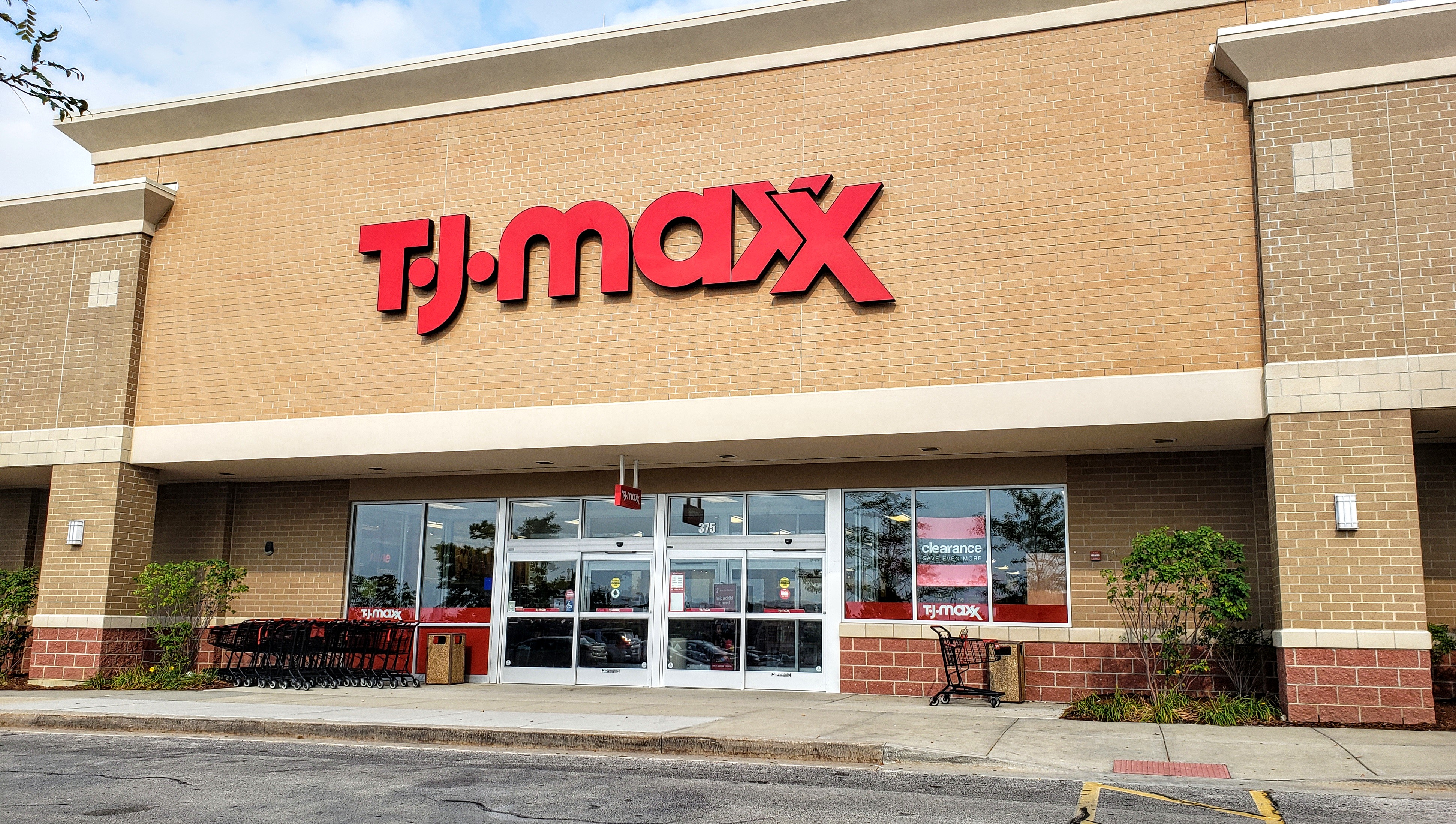 TJ Maxx, el hermano mellizo de Marshalls, ofrece ofertas similares en moda y accesorios. Nuevos residentes pueden explorar con tiempo y comparar precios para descubrir productos de calidad a precios sorprendentes.