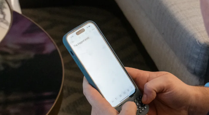 Funcionalidades avanzadas: Desde atajos de teclado hasta la aplicación oficial en desarrollo, descubre las capacidades extras del estuche Clicks.
