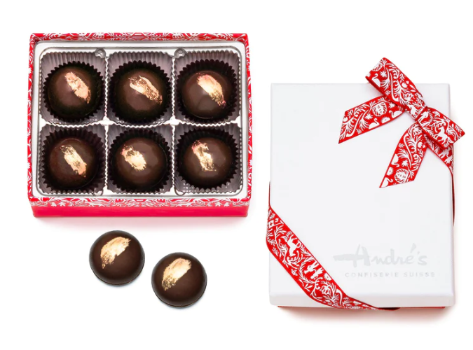 Decadencia en cada bocado con trufas de champagne. Capas de chocolate blanco y negro, presentadas en CNN Underscored. ¡Un regalo lujoso y delicioso!

