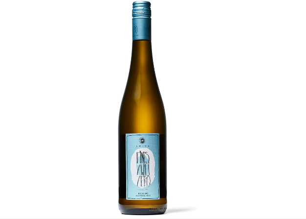Sumérgete en la excelencia de Leitz con su Eins Zwei Zero Riesling, un vino sin alcohol que cautiva con notas dulces de cítricos y manzana roja. Por tan solo $18 en Boisson, este vino alemán destila calidad y sabor en cada gota, una elección imprescindible para los amantes de los vinos sin alcohol.