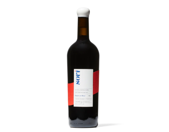 De la colección Sovi, el Reserva Rojo es una mezcla de cabernet sauvignon joven y petite sirah envejecidos en barricas de roble. Con notas de mora, ciruela y especias para hornear, este tinto se destaca por su versatilidad, perfecto para disfrutarlo caliente con naranjas y canela. Desde $38 en Boisson y $39 en Sovi, es una elección única y apreciada.