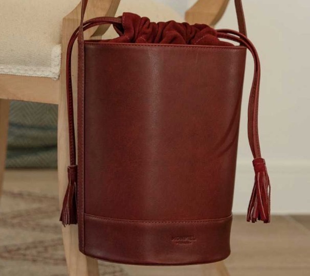 Estilo y novedad con asa ajustable y cierre en forma de saco. Icono de moda en piel 100% natural en diversos tonos, ¡únete a la elegancia atemporal!