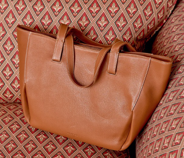 Diseño único y versatilidad todo en uno. Gran capacidad, doble asa para llevar al hombro o en la mano, cierre con cremallera. ¡Marca tendencia en negro, cuero, granate o topo!