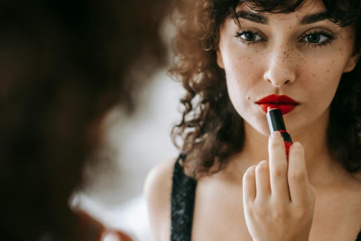 Explora el mundo de la estética coquette a través de nuestro artículo, donde desentrañamos los secretos para adoptar este estilo en 2024. Desde consejos de moda hasta influencias históricas, te guiaremos para abrazar la feminidad con gracia.