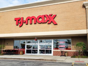 Sumérgete en un mundo de descuentos asombrosos con las ofertas destacadas de TJ.Maxx hoy. Desde sets de cuidado de la piel de CLINIQUE hasta elegantes mesas de acento THREE HANDS, descubre cómo mejorar tu estilo de vida sin sacrificar tu presupuesto con estas ofertas imperdibles.