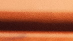 Explora cada rincón de la planificación de tu boda con nuestra completa guía. Desde vestimenta y peinados hasta la selección de música y decoración, te brindamos consejos prácticos para organizar una celebración que capture la esencia vibrante y nostálgica de los años 70.