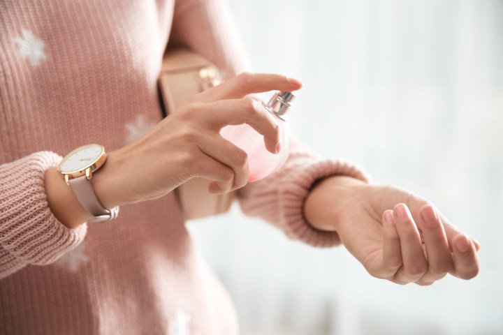 Explora un mundo de sofisticación perfumada con nuestra cuidadosa selección de los perfumes más destacados para mujeres. Sumérgete en la magia de aromas que van desde lo floral hasta lo afrutado, cada uno respaldado por calificaciones estelares. Encuentra tu firma olfativa perfecta con nuestra guía completa.