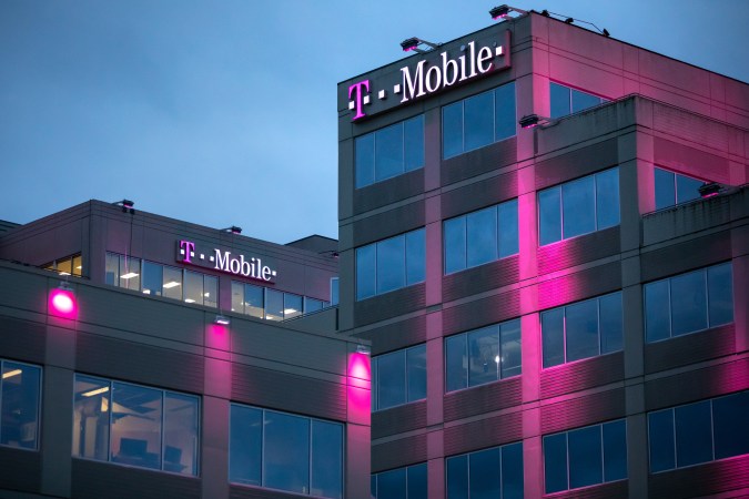 Con la compañía T-Mobile puedes conseguir un celular gratis para el 2024
