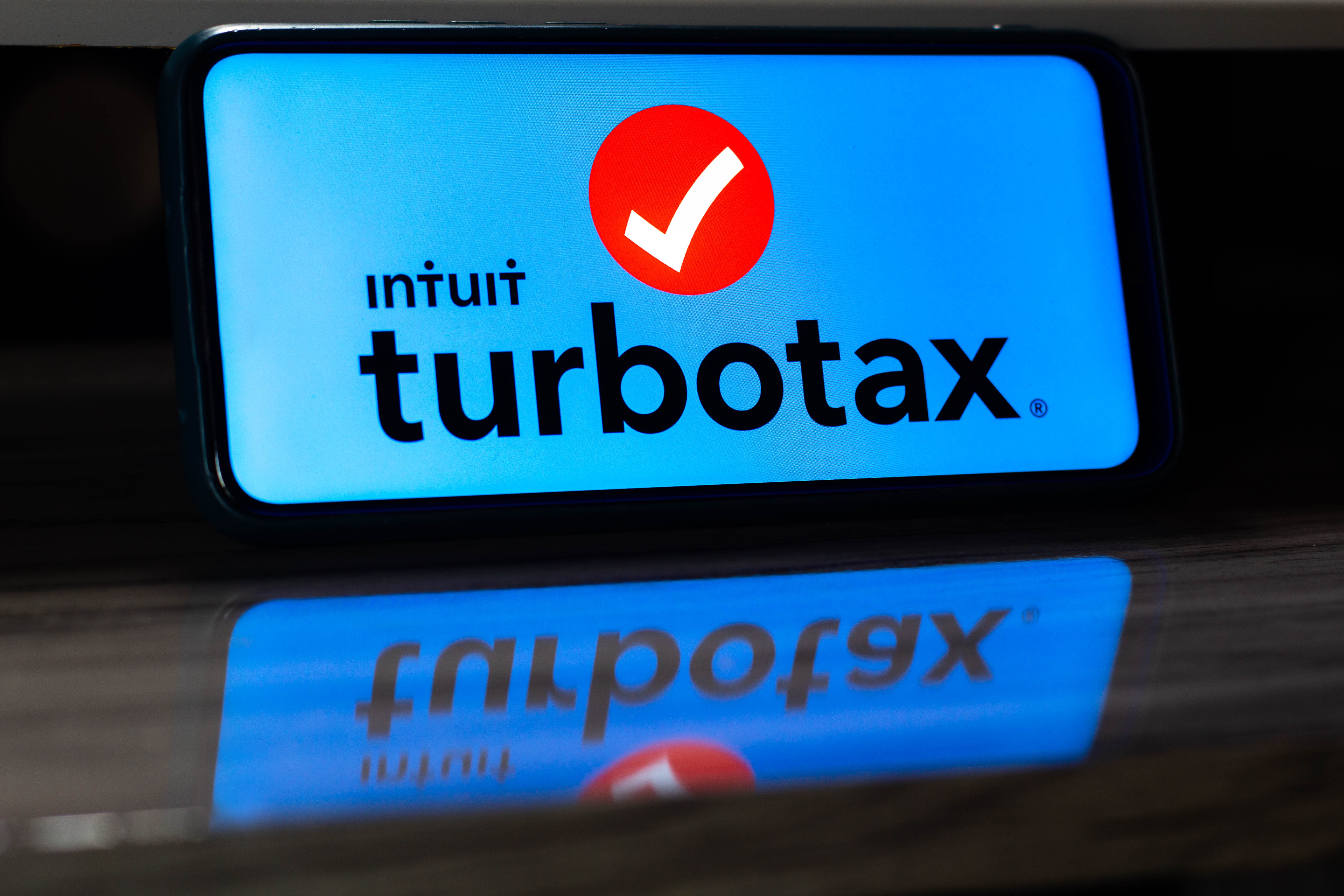 TurboTax bajo escrutinio de la FTC: ¿Es realmente gratis? Descubre la verdad y encuentra opciones auténticas para presentar tus impuestos sin costos inesperados.