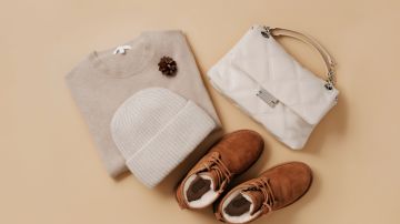 Explora nuestra selección de accesorios esenciales para el invierno, incluyendo calcetines cómodos, orejeras cálidas y un conjunto completo de AQOTHES con gorro, bufanda y guantes para pantalla táctil. Prepárate para enfrentar el frío con estilo.