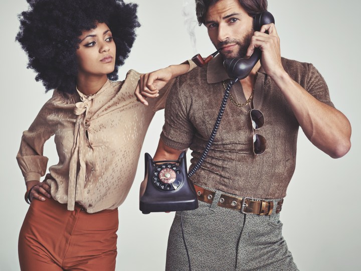 Sumérgete en la moda de los años 70 con nuestra guía completa para crear un outfit retro inolvidable. Desde siluetas icónicas hasta peinados setenteros, te proporcionamos todo lo necesario para que tu despedida de soltera sea una verdadera fiesta del pasado.