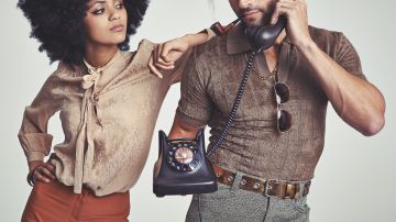 Sumérgete en la moda de los años 70 con nuestra guía completa para crear un outfit retro inolvidable. Desde siluetas icónicas hasta peinados setenteros, te proporcionamos todo lo necesario para que tu despedida de soltera sea una verdadera fiesta del pasado.