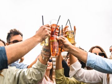 Exploramos el fascinante universo de bebidas sin alcohol en nuestro artículo informativo, detallando las características únicas de 10 opciones imperdibles, desde vinos orgánicos y espumosos hasta cervezas innovadoras, ofreciendo una experiencia de degustación sin igual.