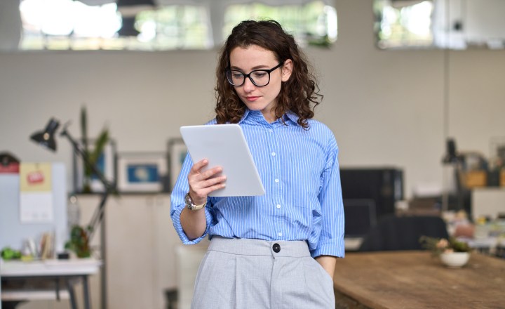 Sumérgete en el mundo de las tablets con nuestra guía que destaca las características clave de dispositivos emblemáticos. Descubre el rendimiento excepcional del iPad Pro, la versatilidad de la Surface Go 3 y la asequibilidad del Xiaomi Redmi Pad SE. Encuentra la tablet que se adapte a tus necesidades y presupuesto.