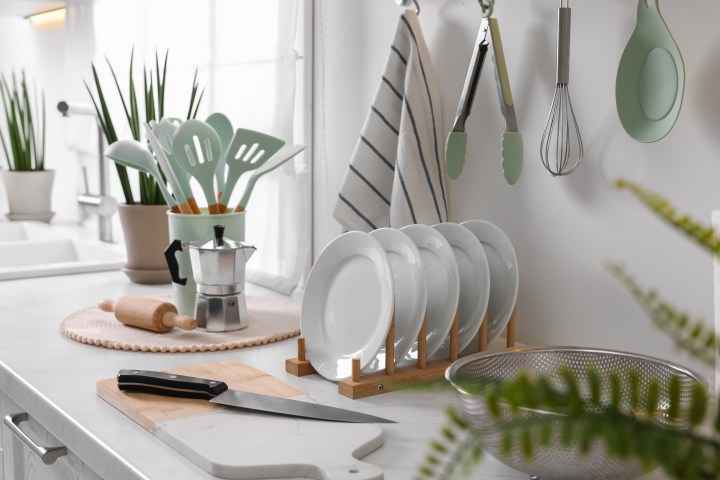 Descubre la solución perfecta para equipar tu cocina sin gastar una fortuna. Explora nuestra selección de gadgets y utensilios esenciales por menos de $100 que harán que cocinar sea más fácil y asequible.