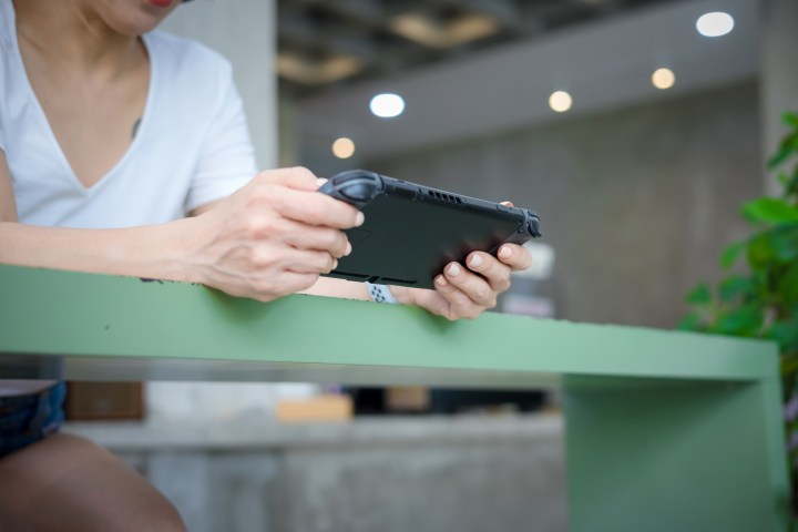 Sumérgete en la innovación con la MSI Claw: desde su procesador Intel Core Ultra 7 hasta sus Hall Effect triggers y joysticks precisos, descubre por qué esta consola se posicionó como la mejor en el CES 2024, ofreciendo una experiencia de juego única y envolvente.