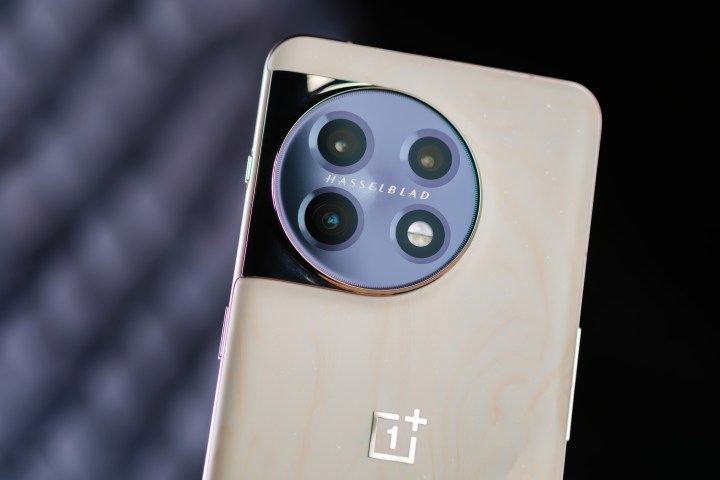 Desde su pantalla increíblemente brillante hasta sus cámaras de alta calidad y rendimiento ultrarrápido, sumérgete en el análisis detallado del OnePlus 12. Este artículo te guiará a través de todas las razones por las que este smartphone se destaca y por qué podría ser tu elección en la competida gama de dispositivos premium.