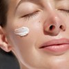 Únete a la revolución del cuidado solar con la crema Supergoop. Su fórmula de consistencia media y su capacidad para resistir agua y sudor la convierten en la opción inigualable.