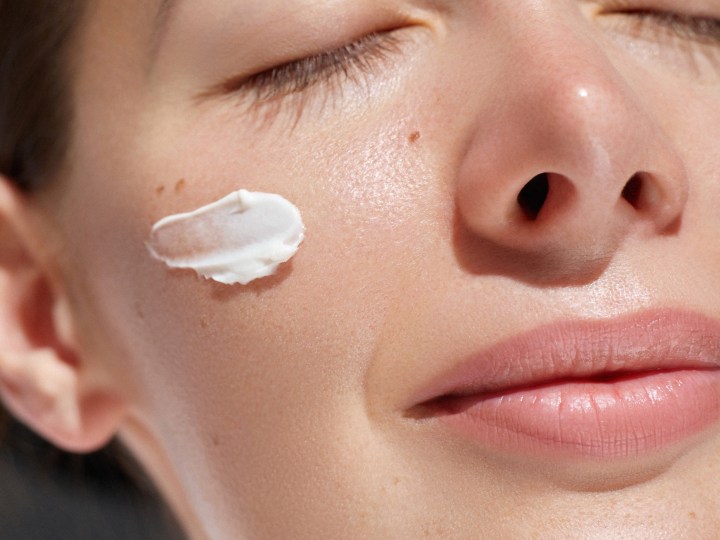 Únete a la revolución del cuidado solar con la crema Supergoop. Su fórmula de consistencia media y su capacidad para resistir agua y sudor la convierten en la opción inigualable.