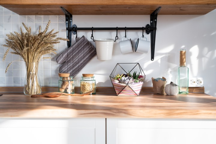 Convierte tu cocina en un lugar excepcional con estos 8 artículos asequibles y llenos de estilo. Descubre cómo la decoración puede ser accesible y transformadora al mismo tiempo.