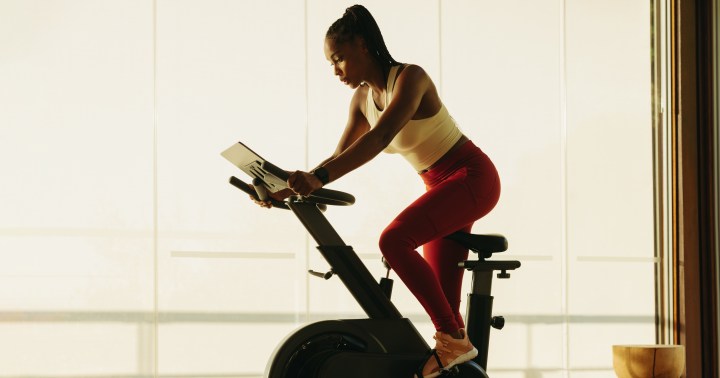 Sumérgete en el mundo de las bicicletas estáticas inteligentes y encuentra la clave para un estilo de vida activo desde la comodidad de tu hogar. Explora las características excepcionales de la Peloton Bike+, la motivación musical de SoulCycle y los emocionantes viajes panorámicos de NordicTrack S22i. Descubre cómo estas opciones pueden transformar tu rutina de ejercicio.
