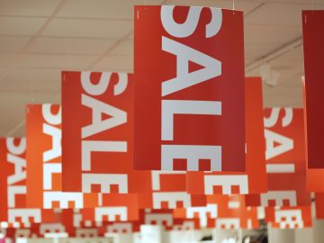 Explora las mejores épocas de liquidaciones y tiendas con descuentos para la comunidad latina en Estados Unidos. Desde el Black Friday hasta ofertas en el Día de Reyes, te proporcionamos ejemplos prácticos de cómo obtener liquidaciones en electrónicos, ropa, juguetes y más. Además, descubre consejos para comprar tecnología a bajo costo y aprovechar liquidaciones en artículos de belleza y cuidado personal.