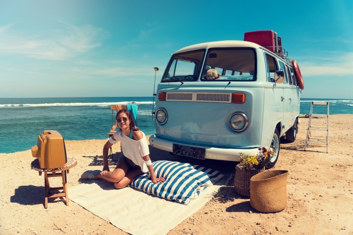Sumérgete en la frescura y el encanto retro de la Polar Box Cooler Box 13Q 12L de Polarlife, la compañera ideal para tus escapadas al aire libre. Su diseño vintage y correa de cuero ajustable ofrecen un toque de estilo a tus aventuras, mientras que su interior de espuma garantiza un aislamiento térmico excepcional. Descubre cómo esta hielera no solo satisface tus necesidades prácticas, sino que también se convierte en un accesorio de moda con opciones de color y correas intercambiables. ¡Explora el picnicking con elegancia gracias a Polarlife!