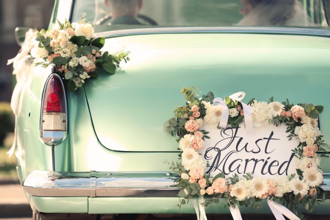 Eleva el encanto de tu boda con la sección de Espacios Decorativos. Transforma tus espacios al seguir nuestras recomendaciones, incorporando alfombras de colores vivos y cojines con estampados retro. Agrega nostalgia con tocadiscos antiguos y carteles de películas clásicas para lograr una ambientación única que transportará a tus invitados a la mágica época de los años 70.