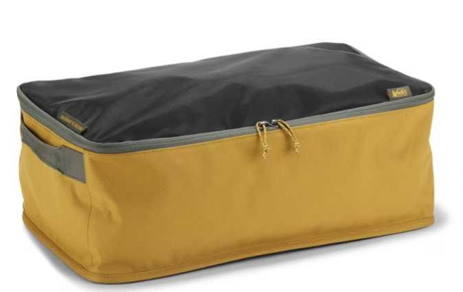 Simplifica tu aventura con el Cubo Ajustable REI, perfecto para empacar. ¡Ahorra un 30% y llévalo por solo $35 en REI!