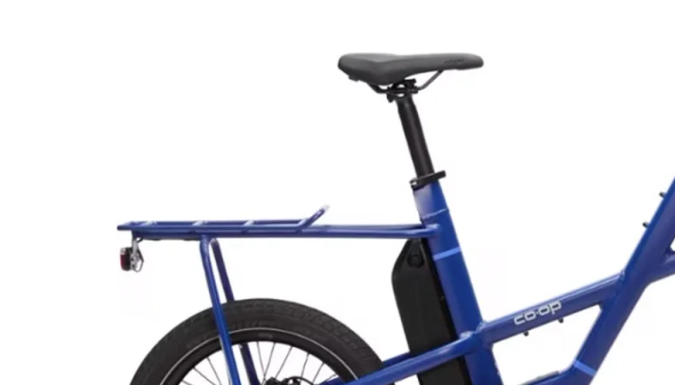 La Bicicleta Eléctrica Co-op Cycles ofrece rendimiento y estilo. ¡Ahorra un 40% en REI, llévatela por $899 y pedalea hacia tus sueños!