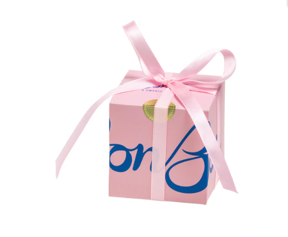 Sorprende a tu amante goloso con una caja de regalo BonBon. Una mezcla de delicias suecas en una caja rosa con cinta, perfecta para endulzar el Día de San Valentín.