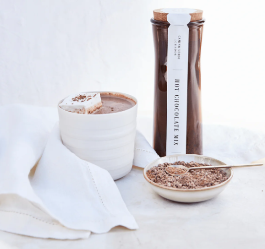 Disfruta de un cálido y delicioso invierno con esta mezcla de chocolate caliente de origen único. Elaborada con granos de cacao de Camino Verde, Ecuador, esta mezcla es un regalo perfecto para los amantes del chocolate.