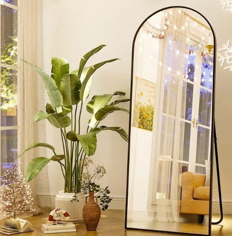 Añade elegancia a tu espacio con este espejo arqueado, que esta en oferta especial. 