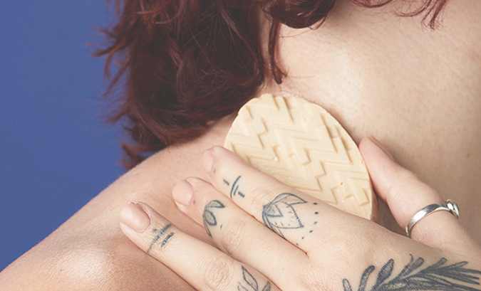 Fragancia y suavidad: Las barras de aceite de masaje de Lush, con manteca de cacao y karité, ofrecen aromas irresistibles como Sex Bomb o Hottie para un toque especial en el Día de San Valentín.